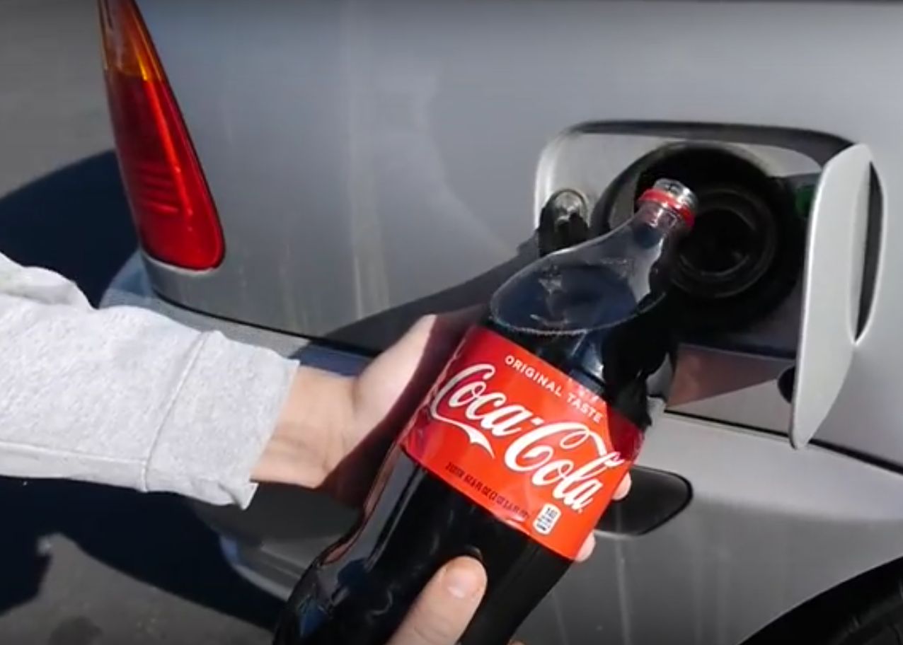 A turnat 2 litri de Coca-Cola in rezervorul masinii, apoi s-a urcat la volan. Ce-a urmat A Turnat 2 Litri De Coca Cola In Rezervorul Masinii Apoi S A Urcat La Volan Ce A Urmat