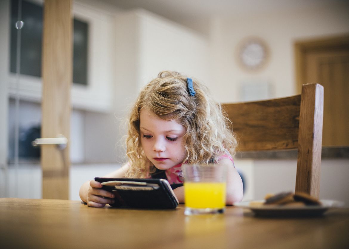 Ce-a facut o fetita de 6 ani, care a primit cadou de Craciun primul ei smartphone Ce A Facut O Fetita De 6 Ani Care A Primit Cadou De Craciun Un Smartphone