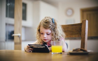 Ce-a facut o fetita de 6 ani, care a primit cadou de Craciun primul ei smartphone