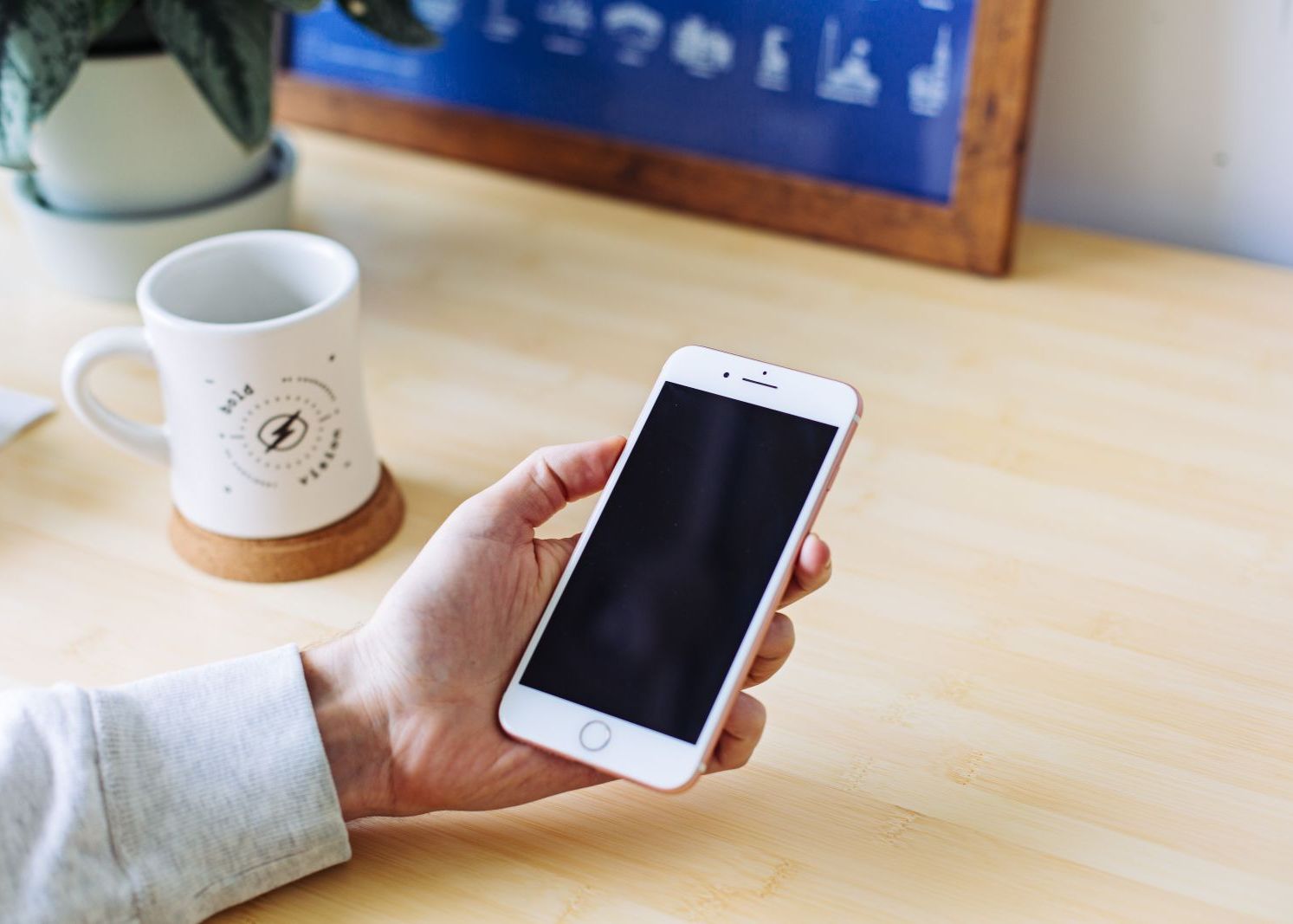 Compania Apple, data in judecata pentru ca incetineste modelele mai vechi de iPhone Reactia Utilizatorilor Dupa Ce Au Aflat Ca Apple Reduce Intentionat Performanta Modelelor Vechi De Iphone