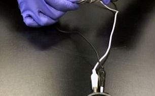 Cercetatorii Au Inventat Bateria Flexibila Care Se Poate Rula Asemeni Unui Sul De Hartie