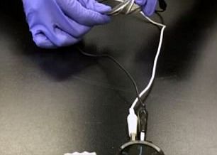 Cercetatorii Au Inventat Bateria Flexibila Care Se Poate Rula Asemeni Unui Sul De Hartie