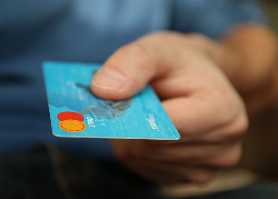 Eroare incredibila: un barbat s-a trezit cu peste 2.000 de miliarde de euro in cont! Cum a fost posibil Un Barbat S A Trezit Peste Noapte Cu 2 000 De Miliarde De Euro In Cont Cum A Fost Posibil