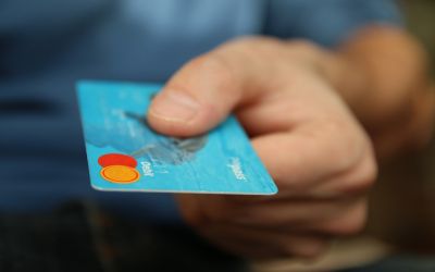 Eroare incredibila: un barbat s-a trezit cu peste 2.000 de miliarde de euro in cont! Cum a fost posibil