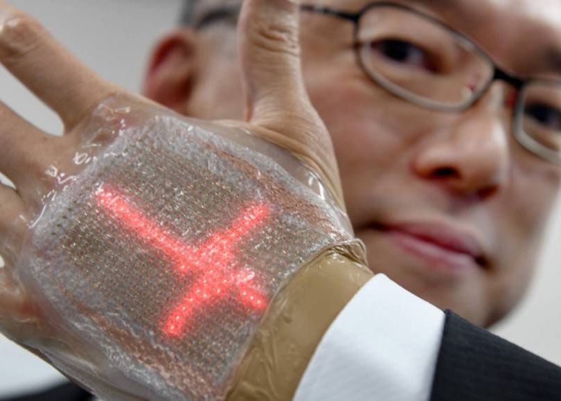 Un Japonez A Inventat Ecranul Ultrasubtire Care Se Aplica Pe Mana Ca A Doua Piele