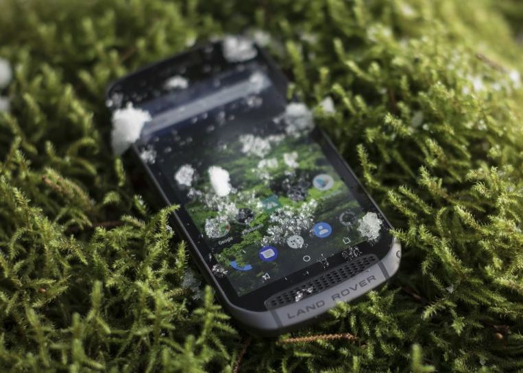 Land Rover Va Lansa Cel Mai Rezistent Smartphone Din Lume Ce Se Intampla Daca Il Scapi De La 2 Metri Inaltime
