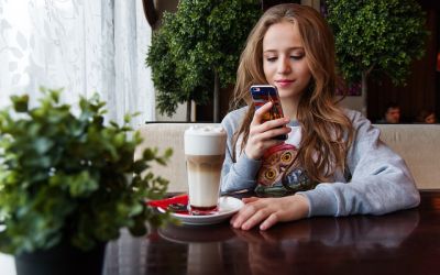 Aproape jumatate dintre romani folosesc aplicatiile de mesagerie ca sa flirteze 