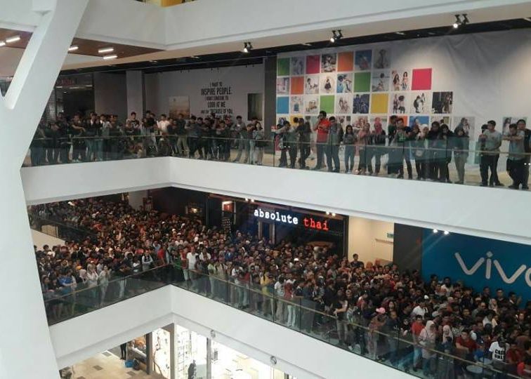 Haos in mall, dupa ce un magazin a anuntat ca vinde modele iPhone cu doar 50 de dolari Haos In Mall Dupa Ce Un Magazin A Anuntat Ca Vinde Modele Iphone Cu Doar 50 De Dolari