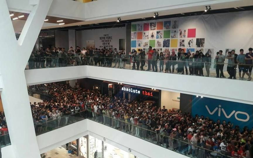 Haos in mall, dupa ce un magazin a anuntat ca vinde modele iPhone cu doar 50 de dolari Haos In Mall Dupa Ce Un Magazin A Anuntat Ca Vinde Modele Iphone Cu Doar 50 De Dolari
