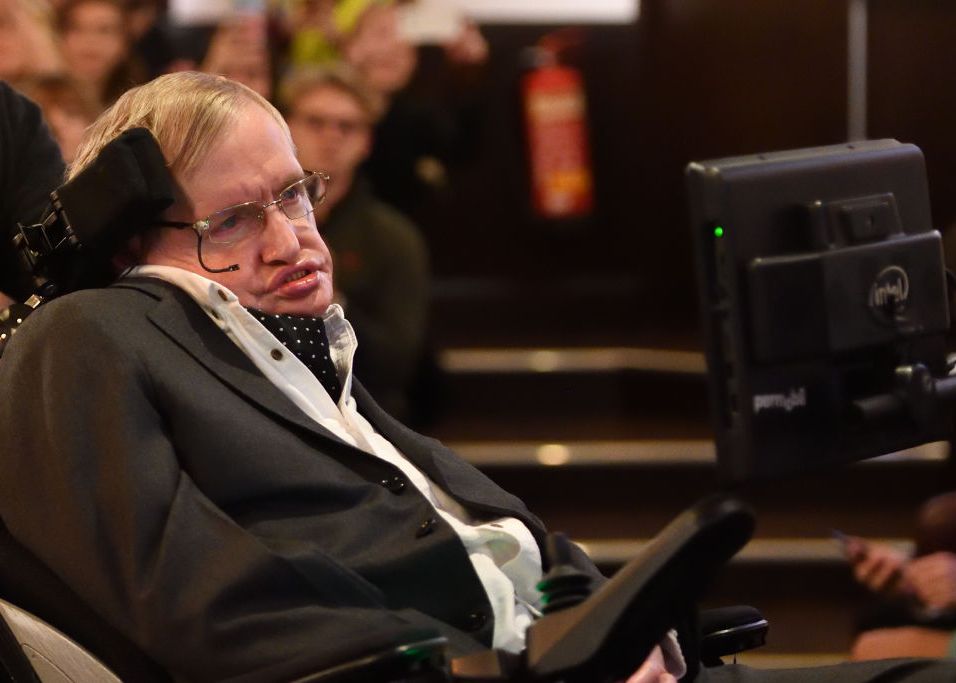 Stephen Hawking. Savantul de geniu care a descifrat misterele universului in ciuda unei boli incurabile Stephen Hawking Povestea Savantului De Geniu Care A Luptat Peste 50 De Ani Cu O Boala Incurabila