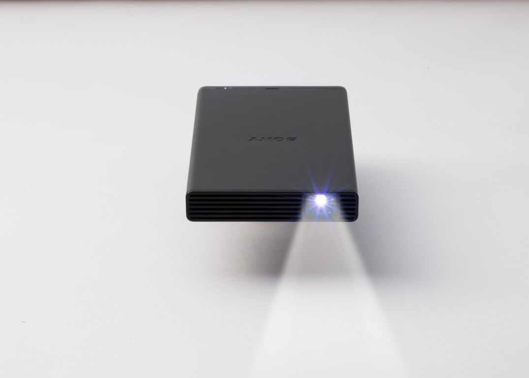 Sony Lanseaza Un Proiector Mobil Compact Ideal Pentru Gaming Si Vizionat Filme Cu Prietenii