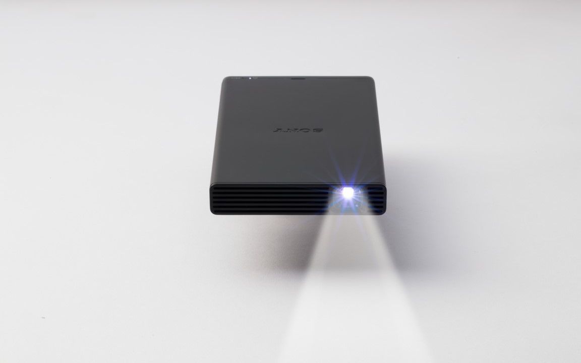 Sony Lanseaza Un Proiector Mobil Compact Ideal Pentru Gaming Si Vizionat Filme Cu Prietenii