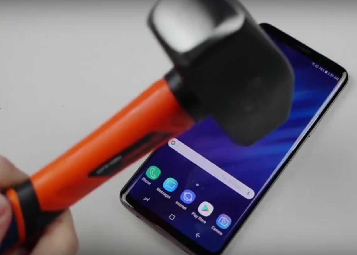 L A Lovit Cu Un Pumnal Apoi Cu Un Ciocan Experiment Nebun Cu Un Galaxy S9 Plus Cum S A Comportat Telefonul