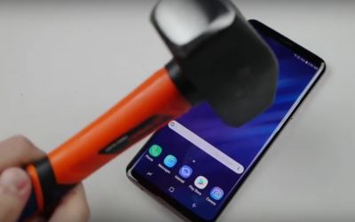 L-a lovit cu un pumnal, apoi cu un ciocan! Experiment nebun cu un Galaxy S9 +. Cum s-a comportat telefonul