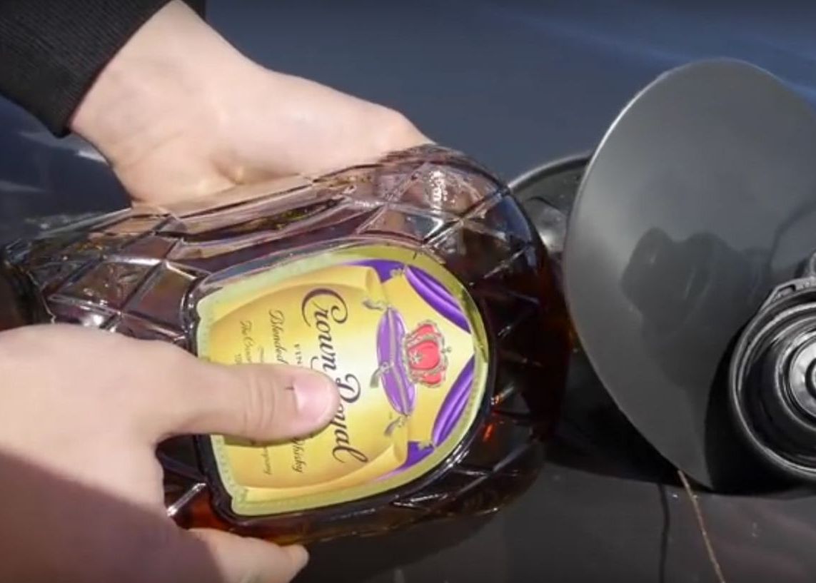 Experiment: ce se intampla daca umpli cu whisky rezervorul unei masini? Experiment Ce Se Intampla Daca Umpli Rezervorul Unei Masini Cu Whiskey