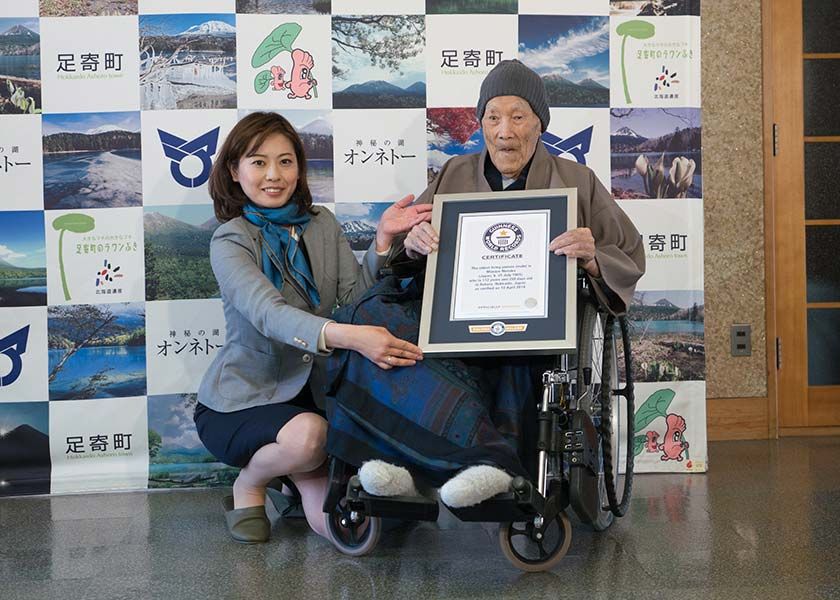 Are 112 ani si este oficial cel mai batran barbat din lume! Cum ii place sa-si petreaca timpul Are 112 Ani Si Este Oficial Cel Mai Batran Barbat Din Lume Cum Ii Place Sa Si Petreaca Timpul