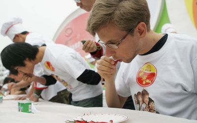 Ce-a patit un barbat dupa ce a participat la un concurs de mancat ardei iuti? A fost spitalizat de urgenta