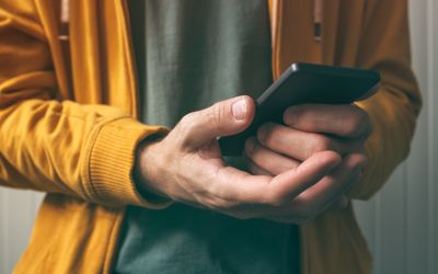 Politistii au vrut sa deblocheze telefonul unui suspect folosind degetele cadavrului sau