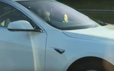 Un sofer care conducea o Tesla cu autopilot a fost amendat pe autostrada! Ce facea in masina