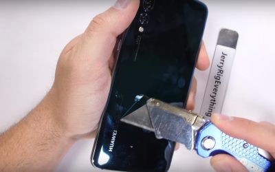 Cum se comporta Huawei P20 Pro la un test in care este ars, zgariat si indoit? VIDEO