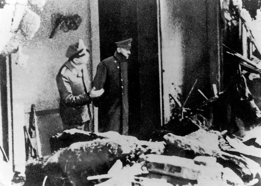 Ultima fotografie cu Adolf Hitler! Detaliul tulburator care apare in aceasta imagine Ultima Fotografie Cu Adolf Hitler Detaliul Tulburator Care Apare In Aceasta Imagine