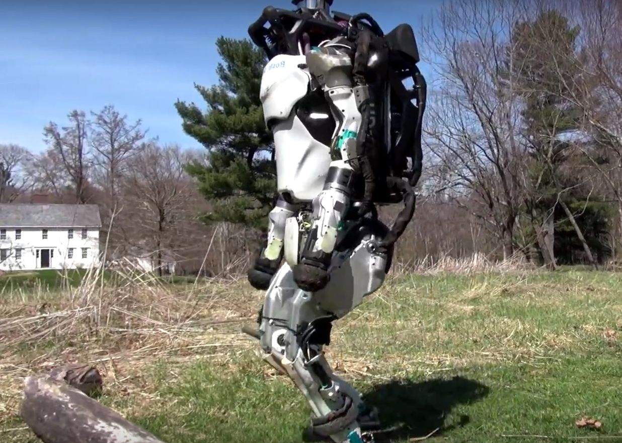 Robotul biped de la Boston Dynamics i-a speriat pe internauti! Ce se intampla in clipul devenit viral Robotul Biped De La Boston Dynamics I A Speriat Pe Internauti Ce Se Intampla In Clipul Devenit Viral