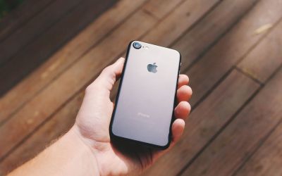Urmasul modelului iPhone 8 ar putea avea un ecran deosebit! Apple se inspira de la LG?