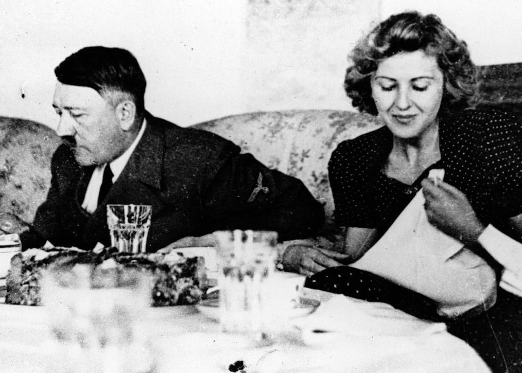 Cum a murit Hitler? Dupa ce i-au analizat dintii, cercetatorii au descoperit cauza mortii Cum A Murit Hitler Dupa Ce I Au Analizat Dintii Cercetatorii Au Descoperit Cauza Mortii