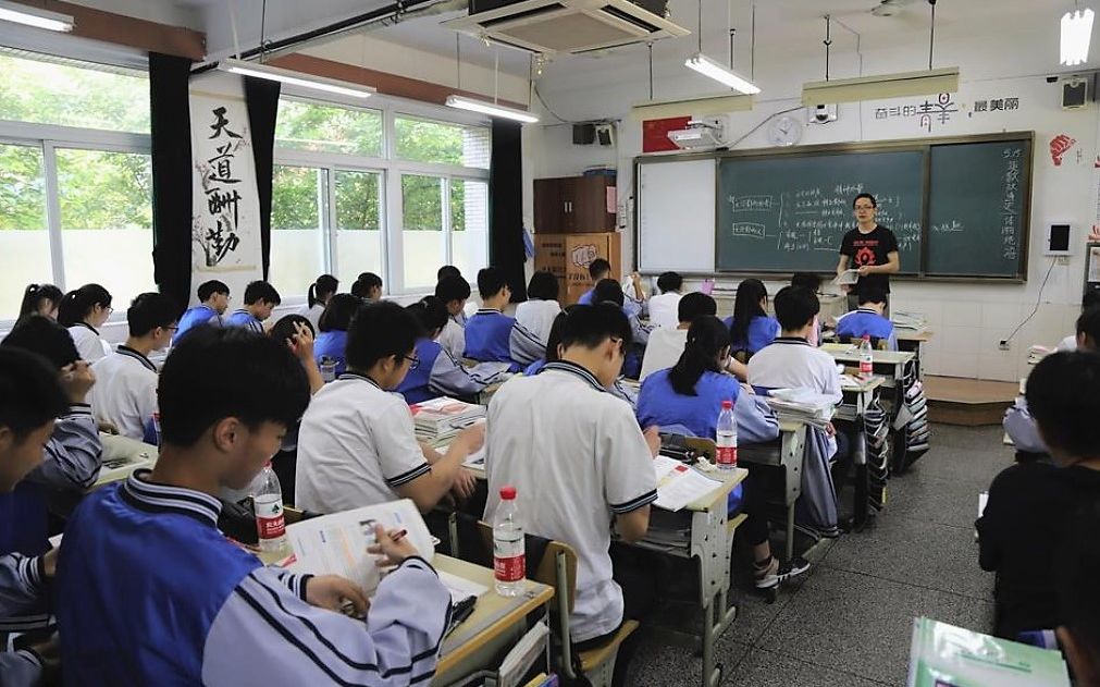 Chinezii folosesc tehnologia recunoasterii faciale pentru a-i depista pe elevii care nu sunt atenti la clasa Chinezii Folosesc Tehnologia Recunoasterii Faciale Pentru A I Depista Pe Elevii Care Nu Sunt Atenti La