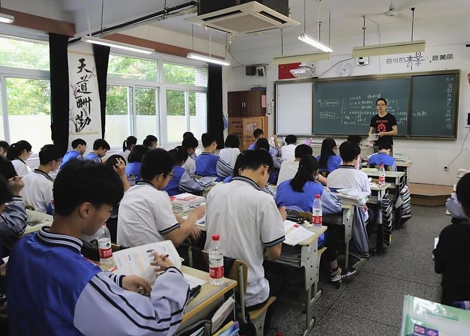 Chinezii folosesc tehnologia recunoasterii faciale pentru a-i depista pe elevii care nu sunt atenti la clasa Chinezii Folosesc Tehnologia Recunoasterii Faciale Pentru A I Depista Pe Elevii Care Nu Sunt Atenti La