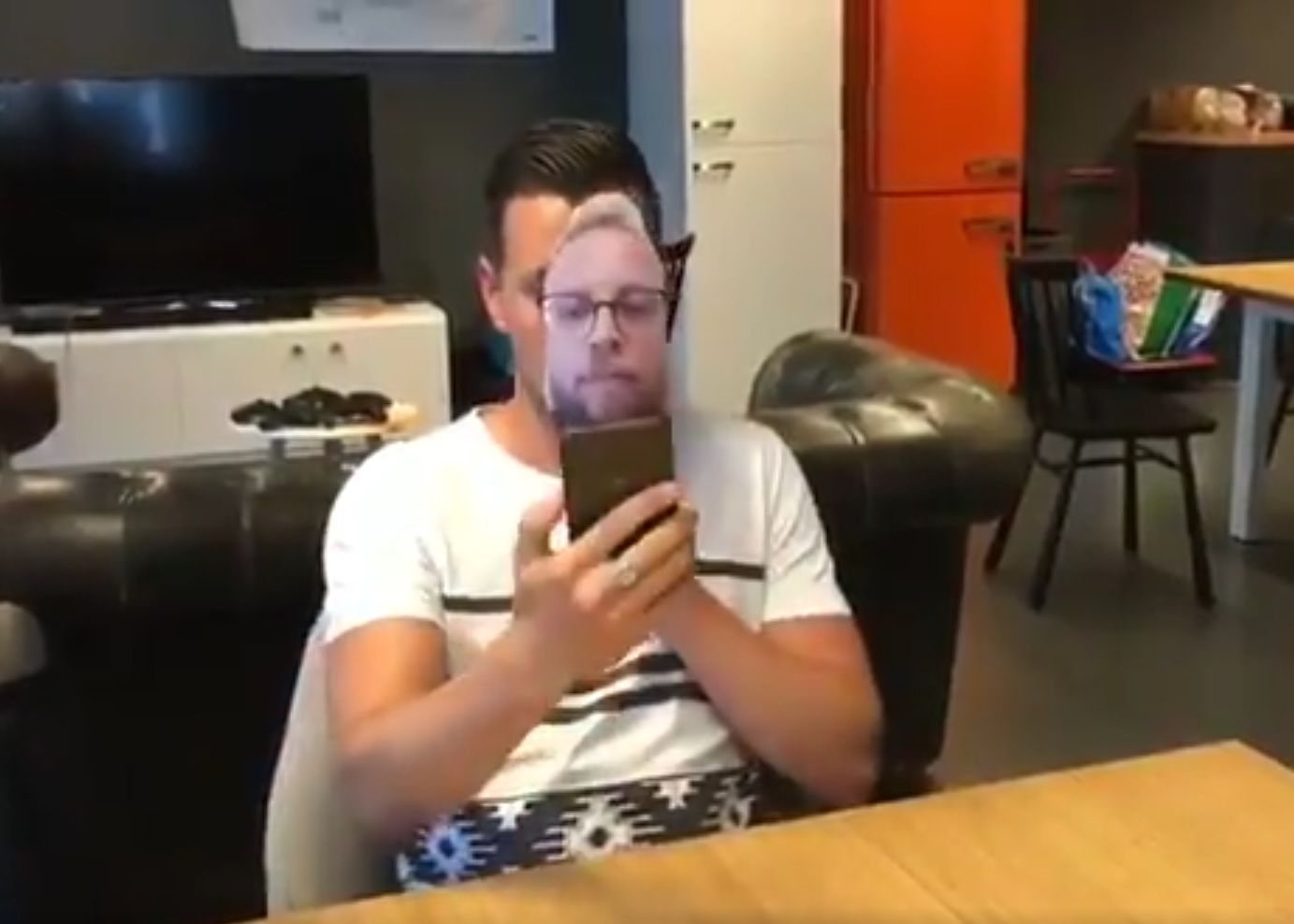 Experiment cu final surprinzator! Ce s-a intamplat cand a vrut sa deblocheze telefonul folosind o fotografie Experiment Cu Final Surprinzator Ce S A Intamplat Cand A Folosit O Poza Pentru Autentificarea Faciala