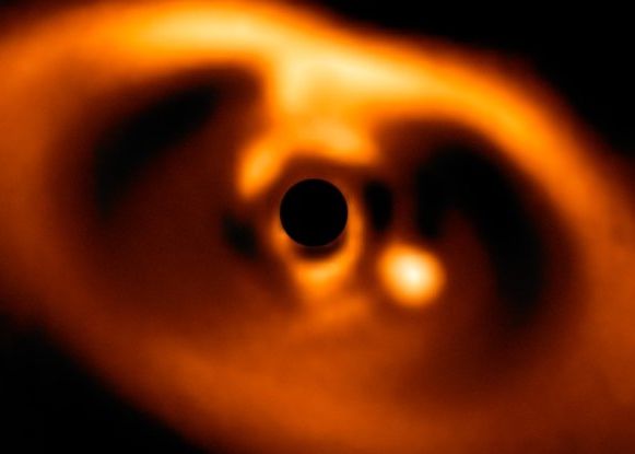 Premieră în astronomie: cercetătorii au reușit să fotografieze nașterea unei planete  Premiera In Astronomie Cercetatorii Au Reusit Sa Fotografieze Nasterea Unei Planete Din Alt Sistem Solar