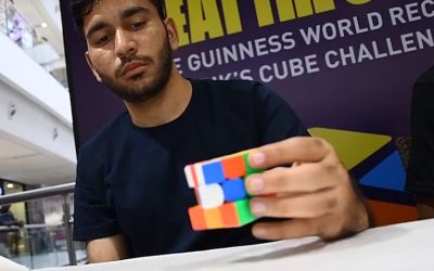 Record inedit: a rezolvat 2.474 de cuburi Rubik în doar 24 de ore, cu o singură mână