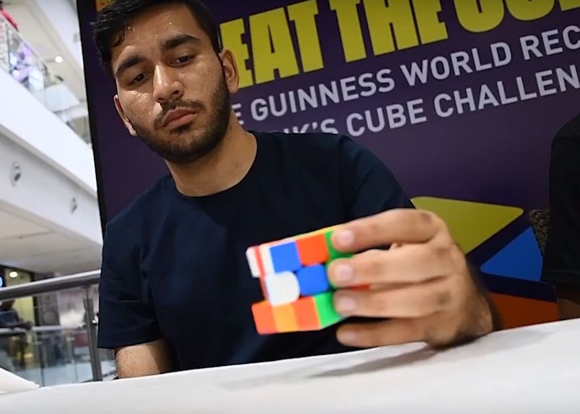 Record inedit: a rezolvat 2.474 de cuburi Rubik în doar 24 de ore, cu o singură mână Record Inedit A Rezolvat 2 474 De Cuburi Rubik In Doar 24 De Ore Cu O Singura Mana