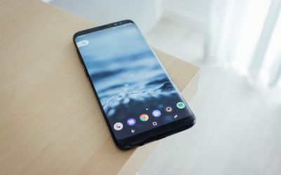 Seria Galaxy S10 ar putea copia unele detalii care se vor regăsi pe modelele de iPhone din acest an