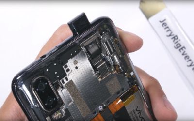 A desfăcut un smartphone cu cameră frontală glisantă. Cum arată în interior