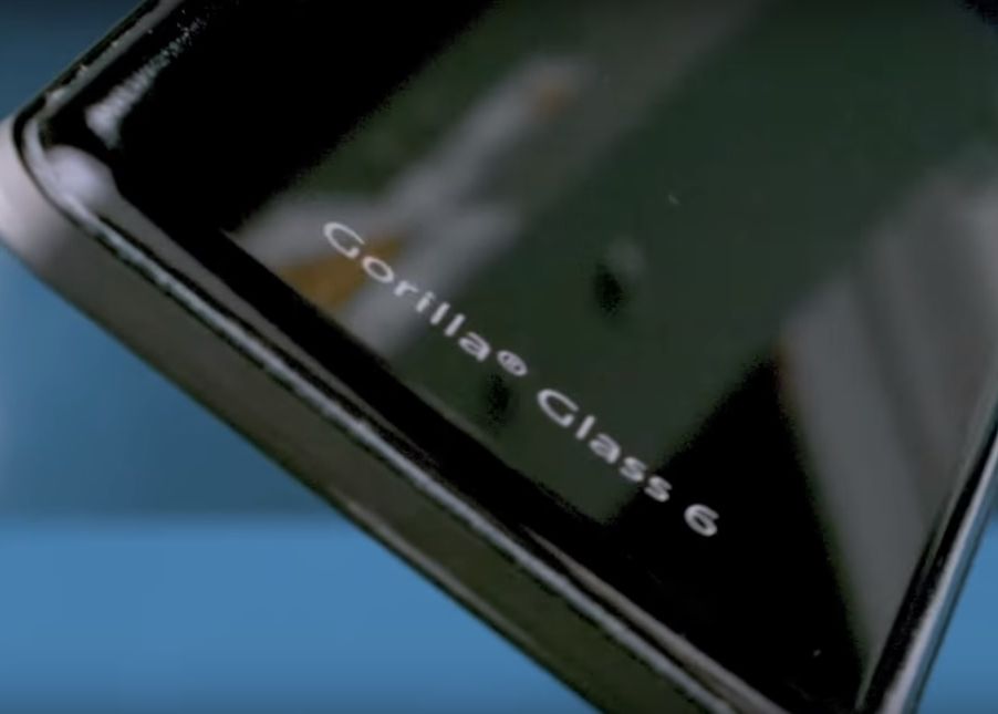 Corning pregătește noul ecran de protecție Gorilla Glass 6. Ce se întâmplă când îl scapi de 15 ori Corning Pregateste Noul Ecran De Protectie Gorilla Glass 6 Rezista La 15 Caderi Consecutive