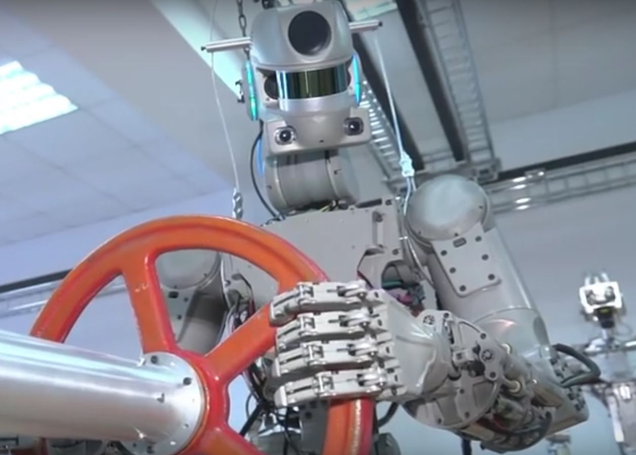 Rusia a creat roboți androizi care vor fi trimiși în spațiu. Pot trage simultan cu ambele mâini și ridică greutăți uriașe Rusia A Creat Roboti Androizi Care Vor Fi Trimisi In Spatiu Pot Trage Simultan Cu Ambele Maini Si Ridica