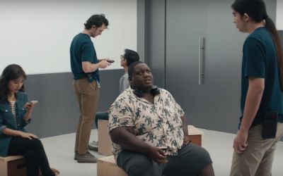Samsung ironizează iar Apple printr-o serie de reclame. Ce specificații critică la iPhone X