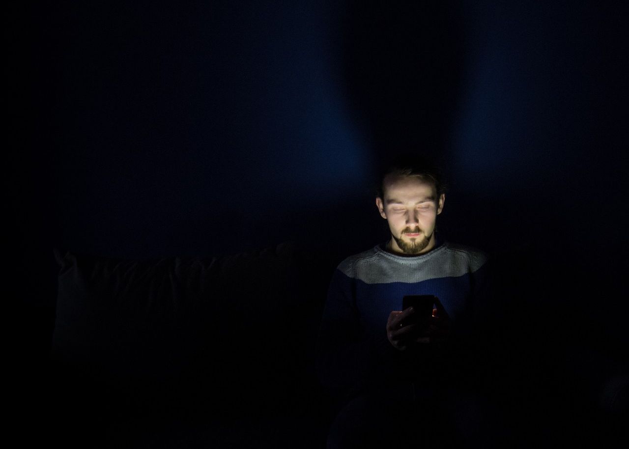 Lumina Albastra Emisa De Dispozitivele Digitale Poate Duce La Pierderea Vederii