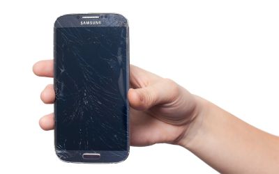 Samsung va folosi pe noile modele de smartphone un material care se poate repara singur