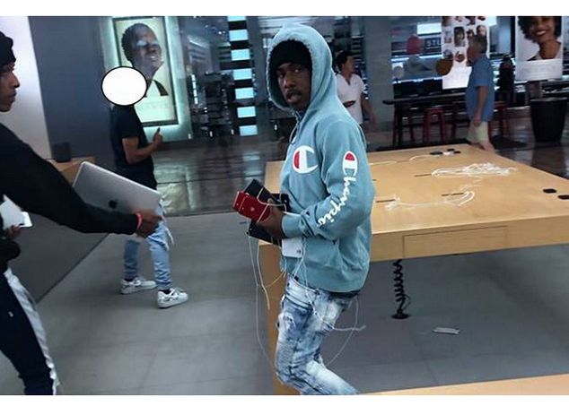 Au Furat 20 De Iphone Din Magazin Chiar De Sub Ochii Clientilor Cum Au Reactionat Acestia