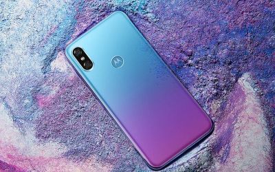 Motorola a lansat noul smartphone P30. Telefonul imită perfect iPhone X