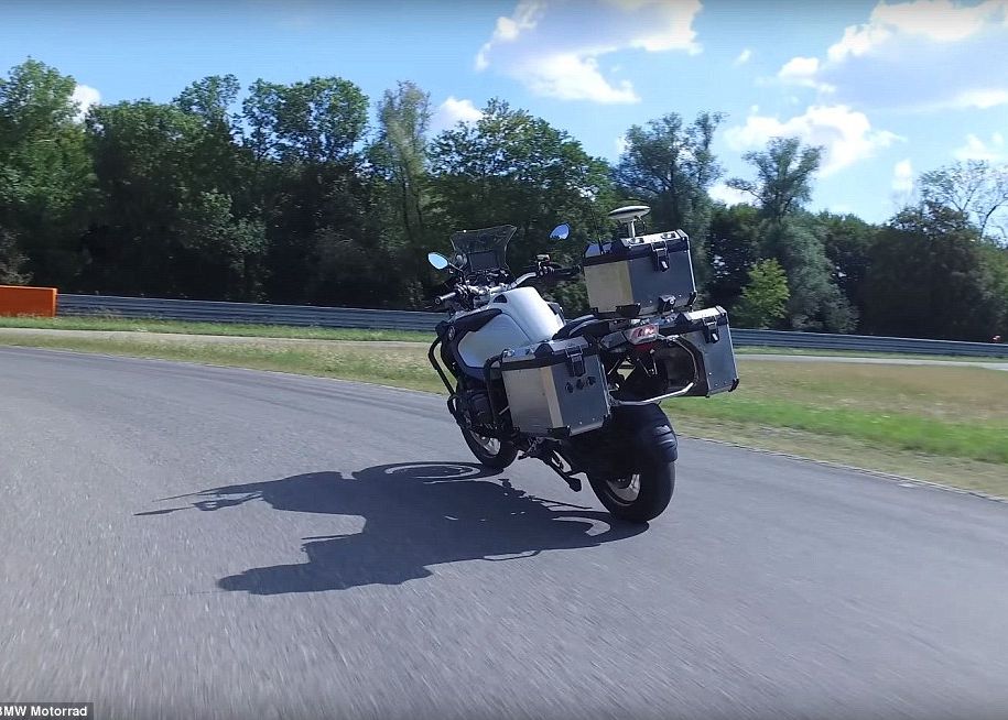 Bmw A Prezentat O Motocicleta Cu Pilot Automat