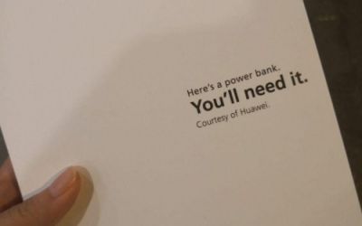 Huawei ironizează din nou Apple! Ce cadou a oferit fanilor care așteptau să cumpere noul iPhone Xs