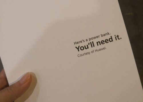 Huawei ironizează din nou Apple! Ce cadou a oferit fanilor care așteptau să cumpere noul iPhone Xs Huawei Ironizeaza Din Nou Apple Ce Cadou A Oferit Fanilor Care Asteptau Sa Cumpere Noul Iphone Xs
