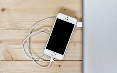 De ce se descarcă mai repede telefonul, după doar câteva luni de utilizare? Experții au deslușit misterul