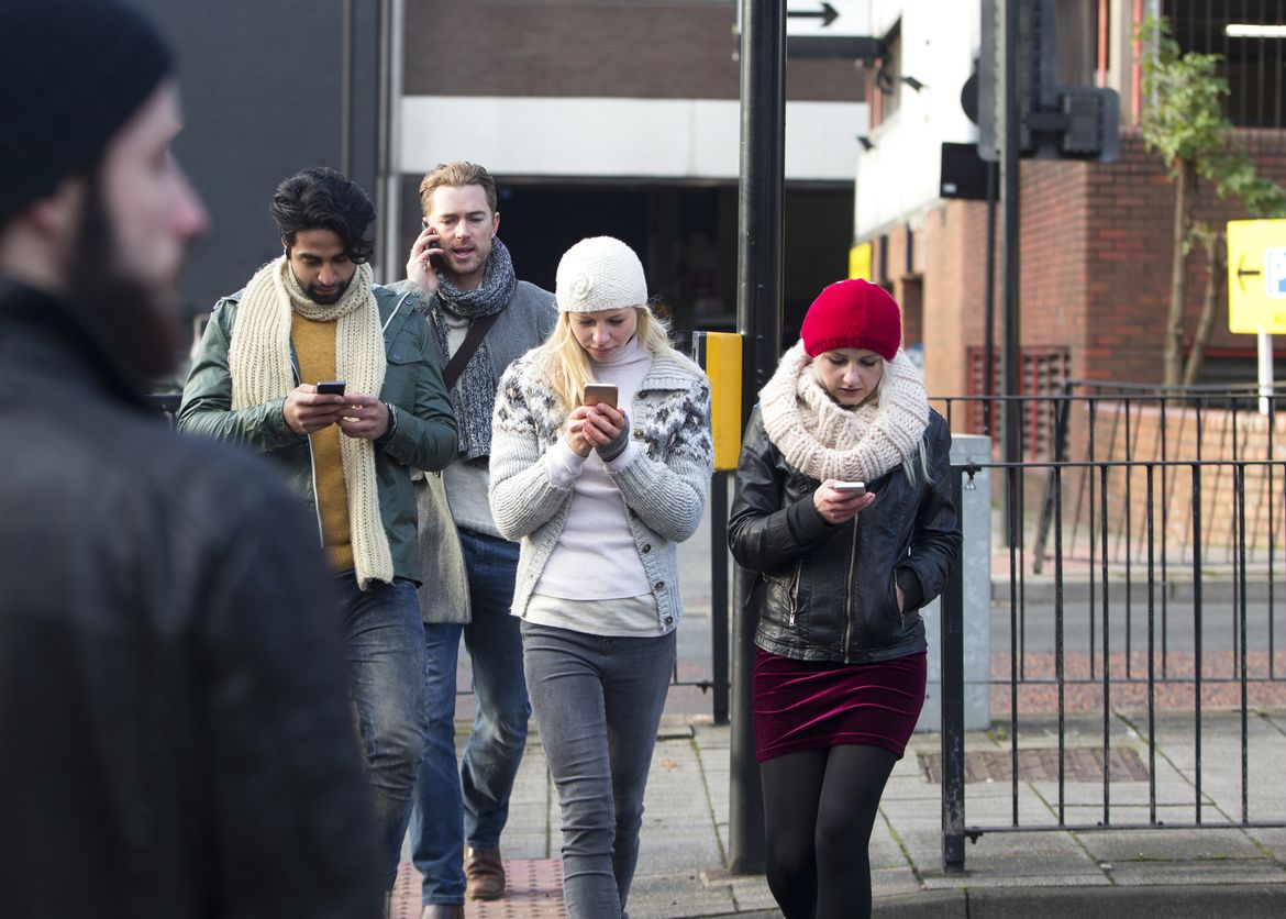 Măsură radicală. Pietonii care folosesc telefonul în timp ce traversează vor fi amendați Masura Radicala Pietonii Care Vorbesc La Telefon Cand Traverseaza Vor Fi Amendati