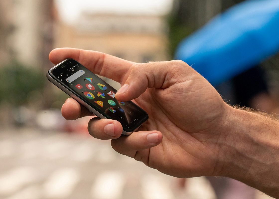 Palm Phone Un Telefon Minuscul Care Functioneaza Ca Asistent Pentru Un Alt Smartphone