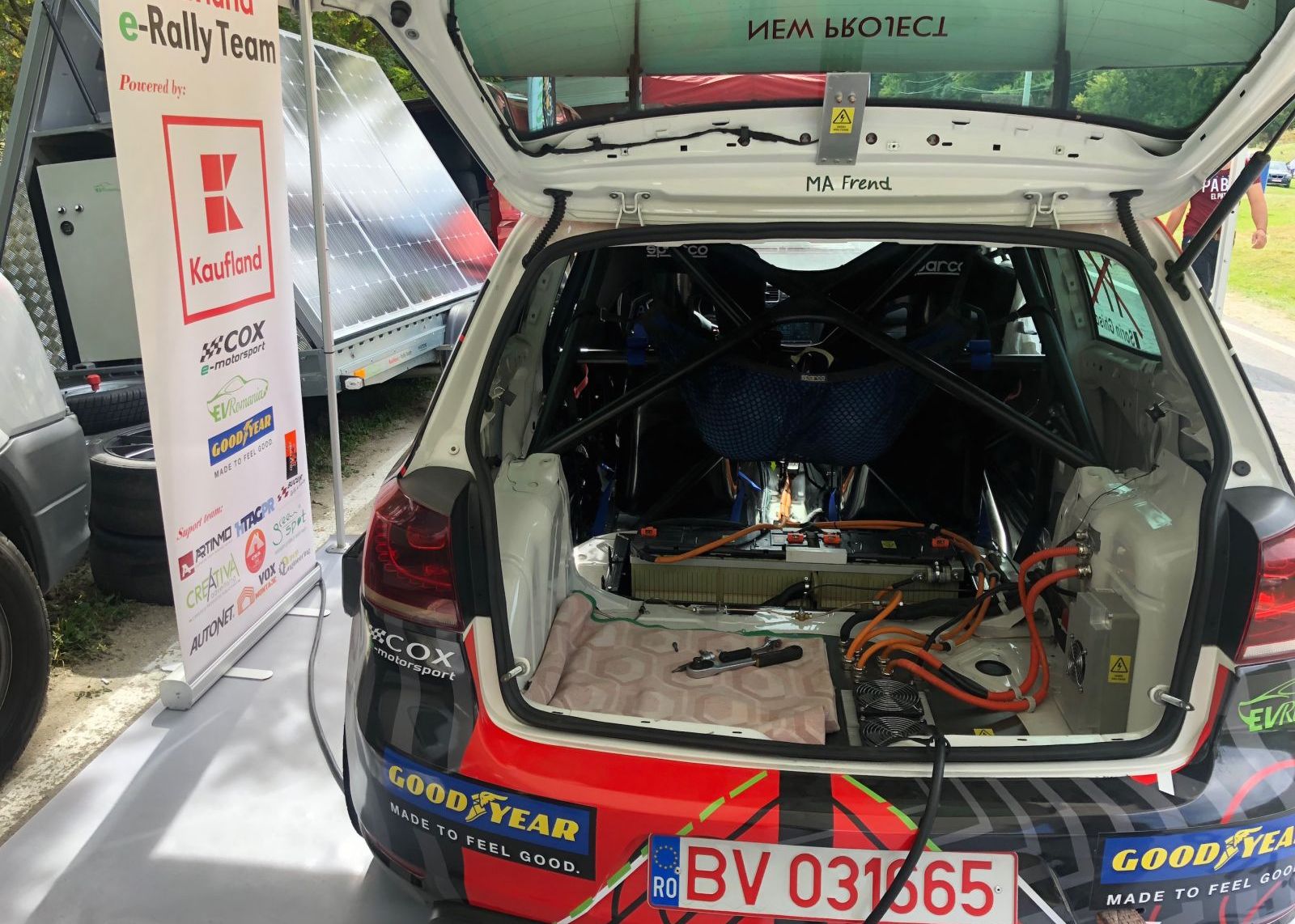 Prima Masina Electrica Din Romania Special Creata Pentru Curse A Fost Prezentata Oficial